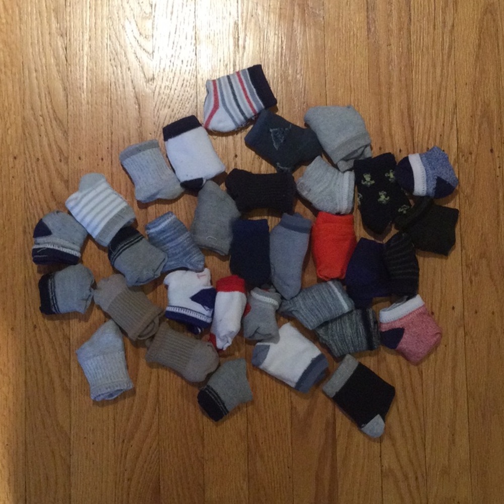 33 Pairs Toddler Boy Socks. Size 2-3T range.